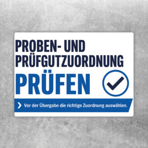Aufkleber Proben- und Prüfgutzuordnung prüfen im Querformat mit blauer Schrift, roten Akzenten und Behältergrafik.