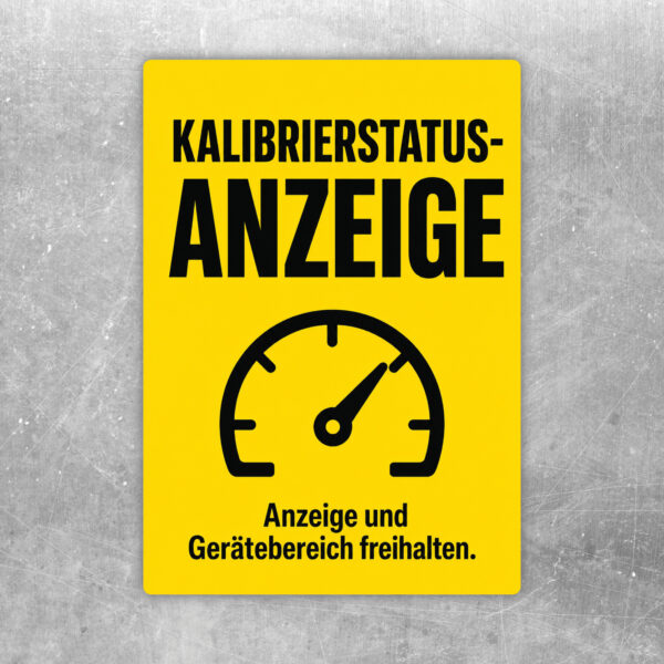 Kalibrierstatus Aufkleber im Hochformat mit Anzeige, Gerät und Hinweis Anzeige- und Gerätebereich freihalten.