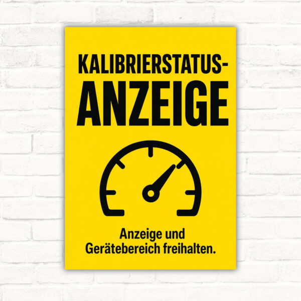 Kalibrierstatus Schild mit Text „Anzeige- und Gerätebereich freihalten“, blaues Technikmotiv mit Anzeige und Gerät.