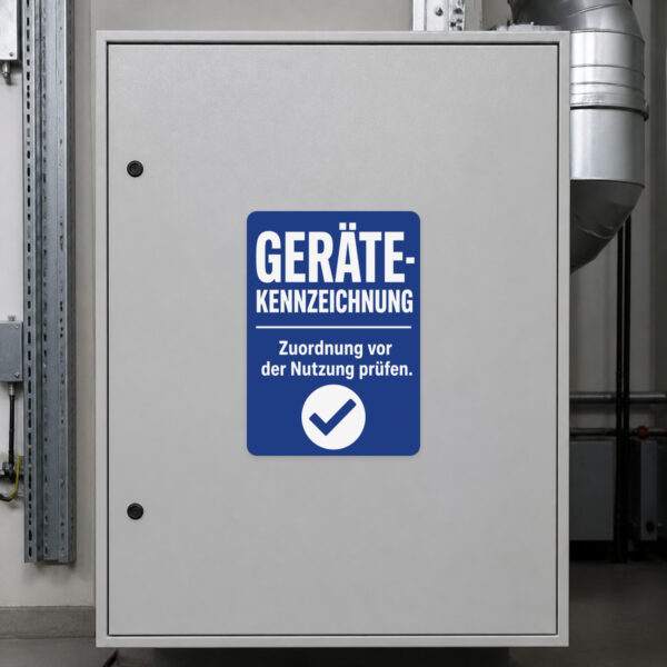 KI-generiertes Anwendungsbeispiel: Aufkleber Gerätekennzeichnung auf technischer Fläche mit Hinweis zur Zuordnung.