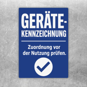 Aufkleber Gerätekennzeichnung mit Maschinenmotiv, dunklem Hintergrund und Hinweis zur Zuordnung vor der Nutzung.
