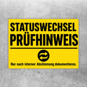 Querformatiger Aufkleber Statuswechsel und Prüfhinweis mit blau-roten Akzenten für interne Abstimmung.