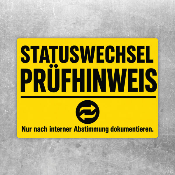 Querformatiger Aufkleber Statuswechsel und Prüfhinweis mit blau-roten Akzenten für interne Abstimmung.