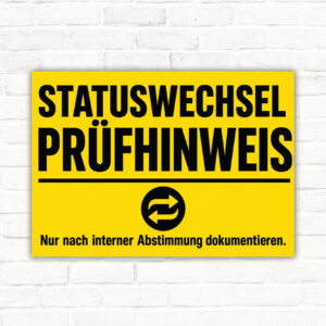 Statuswechsel und Prüfhinweis Schild mit Text „Nur nach interner Abstimmung dokumentieren“ im Querformat.