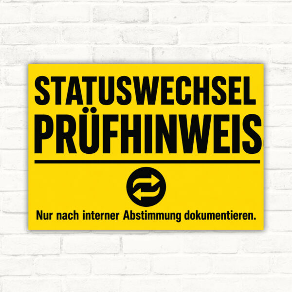 Statuswechsel und Prüfhinweis Schild mit Text „Nur nach interner Abstimmung dokumentieren“ im Querformat.