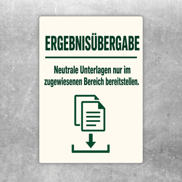 Dunkelgrüner Ergebnisübergabe Aufkleber mit kupferfarbenem Rahmen, Mappe und Hinweis zu neutralen Unterlagen.