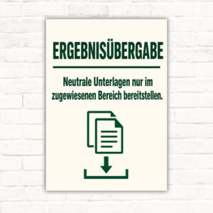 Ergebnisübergabe Schild mit Wortlaut zu neutralen Unterlagen im zugewiesenen Bereich, dunkelgrün mit Mappe und Papierstapel.