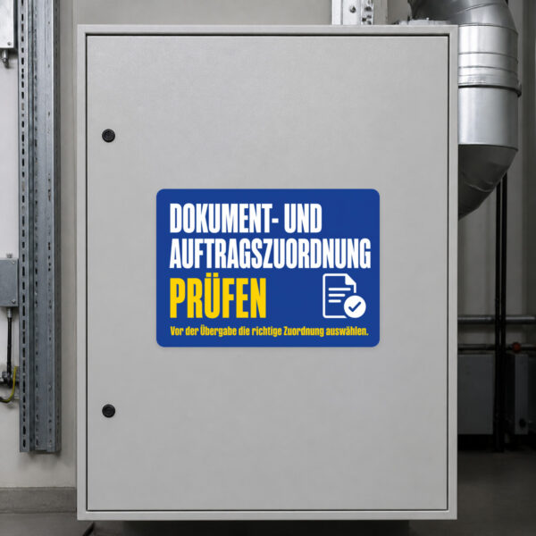 KI-generiertes Anwendungsbeispiel: Aufkleber Dokument- und Auftragszuordnung prüfen an einer Kontrollstelle.