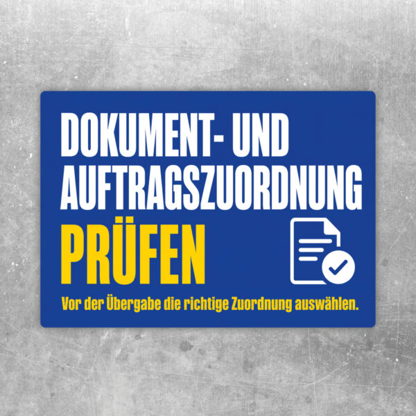 Aufkleber Dokument- und Auftragszuordnung prüfen in Weiß, Blau, Rot und Schwarz als querformatiger Hinweis.