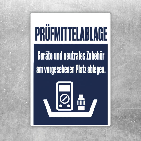 Prüfmittelablage Aufkleber mit Text für Geräte und neutrales Zubehör am vorgesehenen Platz auf Metallfläche.