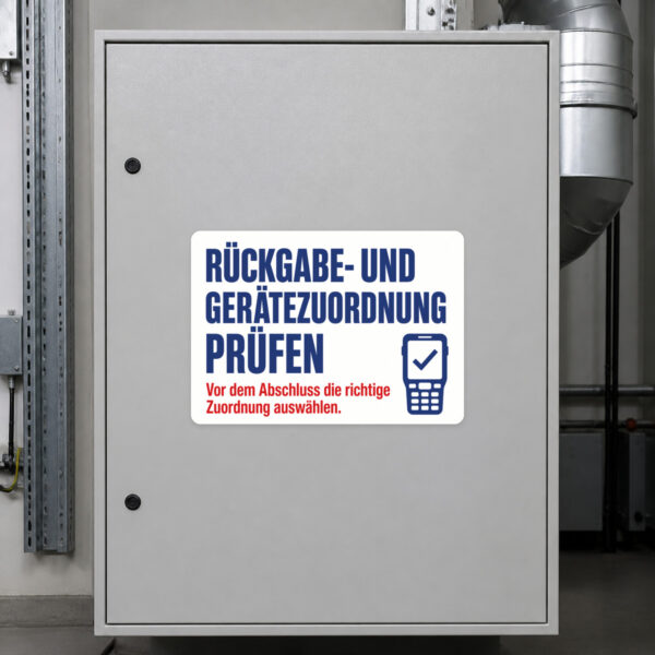 KI-generiertes Anwendungsbeispiel: Rückgabe- und Gerätezuordnung prüfen Aufkleber an einer technischen Rückgabestation.