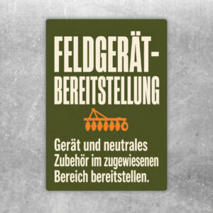 Feldgerät-Bereitstellung Aufkleber in Grün mit beiger Schrift, Gerät und Zubehör auf markierter Fläche.
