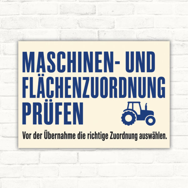 Querformat-Schild mit Text „Maschinen- und Flächenzuordnung prüfen“, Maschine, Feldern und Agrarlinien.