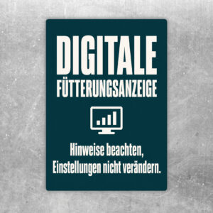 Hochformatiger Aufkleber Digitale Fütterungsanzeige mit grün-beigem Technikmotiv und Hinweis zu Einstellungen.