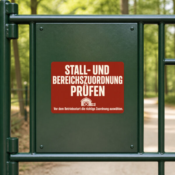 KI-generiertes Anwendungsbeispiel: Stall Zuordnung Aufkleber auf grauem Untergrund mit farbiger Stallgrafik.