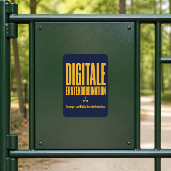 KI-generiertes Anwendungsbeispiel: Digitale Erntekoordination Aufkleber an Agrartechnik für freien Bedienbereich.