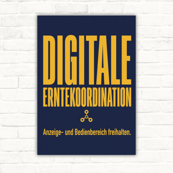 Schild mit Text „Digitale Erntekoordination – Anzeige- und Bedienbereich freihalten“ und Display vor Feldmotiv.