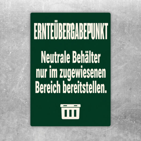 Ernteübergabepunkt Aufkleber mit grünen Erntebehältern und Hinweis zu neutralen Behältern im zugewiesenen Bereich.