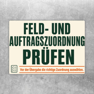Aufkleber Feld- und Auftragszuordnung prüfen im Querformat mit beigem Grund, Feldgrafik und blau-oranger Schrift.