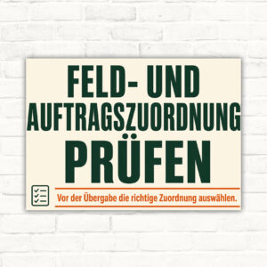 Hinweisschild mit Wortlaut „Feld- und Auftragszuordnung prüfen“ und Feldgrafik als robustes Querformat-Schild.