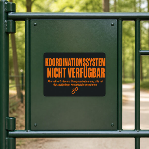 KI-generiertes Anwendungsbeispiel: Aufkleber Koordinationssystem nicht verfügbar auf grauer Fläche für Hoflogistik.