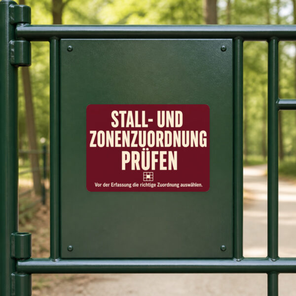 KI-generiertes Anwendungsbeispiel: Stall- und Zonenzuordnung prüfen Aufkleber auf grauem Untergrund im Querformat.