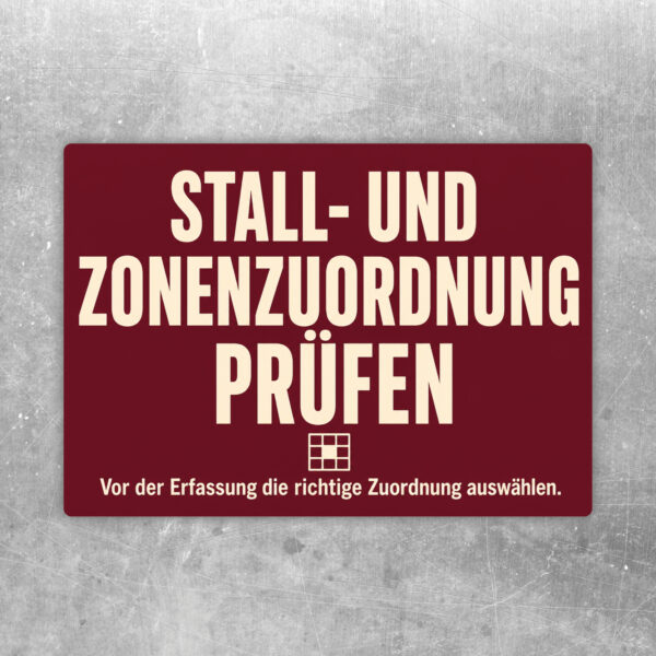 Querformat-Aufkleber Stall- und Zonenzuordnung prüfen mit blauem Text, Hofgrafik und farbigen Zonenflächen.
