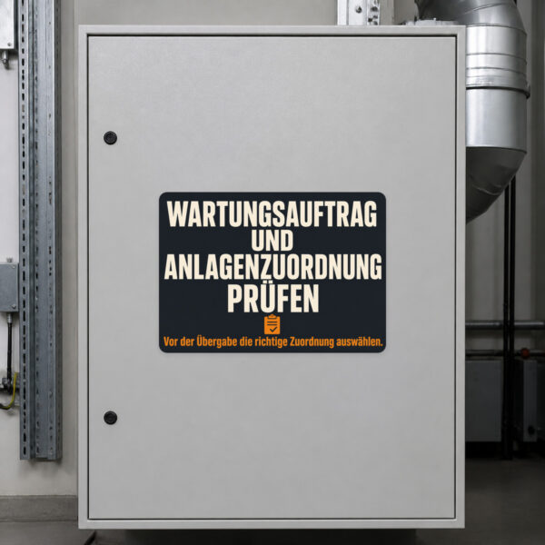 KI-generiertes Anwendungsbeispiel: Wartungsauftrag Aufkleber zur Prüfung der Anlagenzuordnung an Metallfläche.