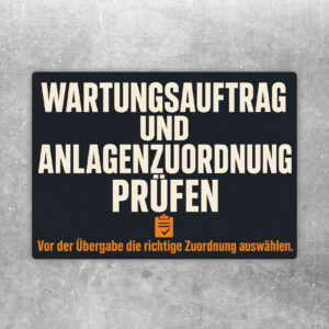 Wartungsauftrag Aufkleber im Querformat mit Hinweis, Anlagenzuordnung vor der Übergabe zu prüfen.