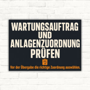 Wartungsauftrag Schild im Querformat mit Text „Anlagenzuordnung prüfen“ und Hinweis zur richtigen Zuordnung vor Übergabe.
