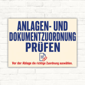 Hinweisschild mit Text „Anlagen- und Dokumentzuordnung prüfen“ und Hinweis zur richtigen Ablageauswahl.