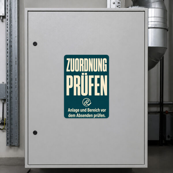 KI-generiertes Anwendungsbeispiel: Zuordnung prüfen Aufkleber mit Anlage, Bereich und Absendeprüfung im Betrieb.