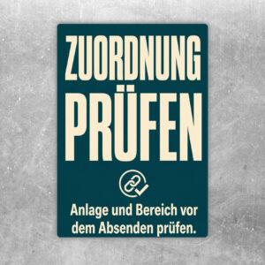 Zuordnung prüfen Aufkleber im Hochformat mit Anlagen-, Bereichs- und Prüfgrafik vor strukturiertem Kontrollablauf.