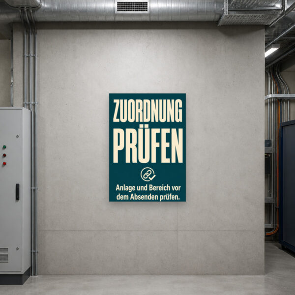 KI-generiertes Anwendungsbeispiel: Zuordnung prüfen Schild mit Anlagen- und Gebäudemotiv als Hinweis vor dem Absenden.