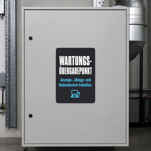 KI-generiertes Anwendungsbeispiel: Wartungs-Übergabepunkt Aufkleber auf Metallfläche mit Bedienpult-Motiv und Freihaltehinweis.