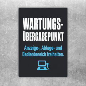 Wartungs-Übergabepunkt Aufkleber mit Bedienpult-Grafik und Hinweis zum Freihalten von Anzeige-, Ablage- und Bedienbereich.