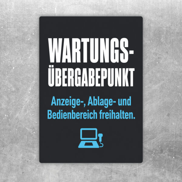Wartungs-Übergabepunkt Aufkleber mit Bedienpult-Grafik und Hinweis zum Freihalten von Anzeige-, Ablage- und Bedienbereich.