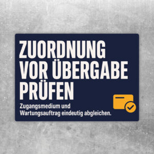 Zuordnung vor Übergabe prüfen Aufkleber mit Zugangsmedium, Wartungsauftrag, Pfeilen und Häkchen im Querformat.