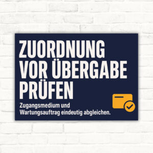 Hinweisschild mit Text „Zuordnung vor Übergabe prüfen“ und Symbolen für Zugangsmedium, Wartungsauftrag und Häkchen.