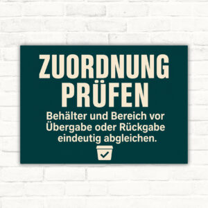 Zuordnung prüfen Schild mit Text „Behälter und Bereich vor Übergabe oder Rückgabe eindeutig abgleichen“ im Querformat.