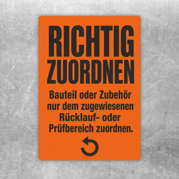 Rücklauf Richtig zuordnen Aufkleber in Grün und Gold für Bauteile, Zubehör sowie Prüfbereich an Werkstattwand.