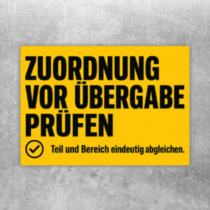 Zuordnung vor Übergabe prüfen Aufkleber mit Bauteil, Prüfliste, Pfeil und Haken im farbigen Querformat.