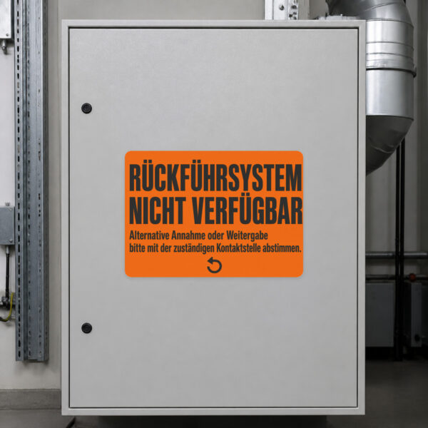 KI-generiertes Anwendungsbeispiel: Rückführsystem nicht verfügbar Aufkleber an Annahmestelle mit Box und Tresen.