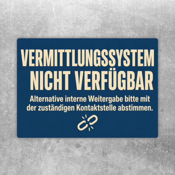 Querformatiger Aufkleber „Vermittlungssystem nicht verfügbar“ mit Laptop, Pfeil und Hinweis zur internen Weitergabe.