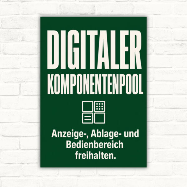 Grünes Hinweisschild „Digitaler Komponentenpool“ mit Text „Anzeige-, Ablage- und Bedienbereich freihalten“.