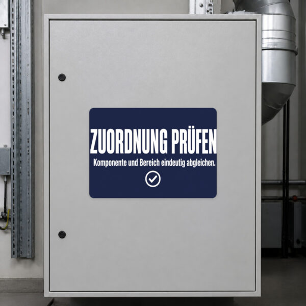 KI-generiertes Anwendungsbeispiel: Zuordnung prüfen Aufkleber auf Metallfläche für Komponenten- und Bereichsabgleich.