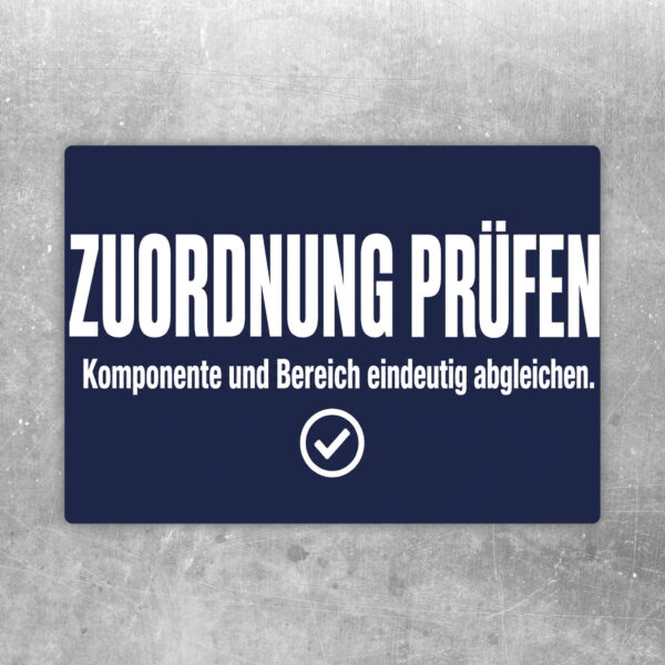 Zuordnung prüfen Aufkleber im Querformat mit Komponentensymbol, Rastergrafik und blauem Häkchen auf grauem Untergrund.