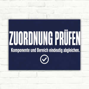 Zuordnung prüfen Schild mit Text zu Komponente und Bereich, flaches Technikmotiv mit Raster und blauem Häkchen.