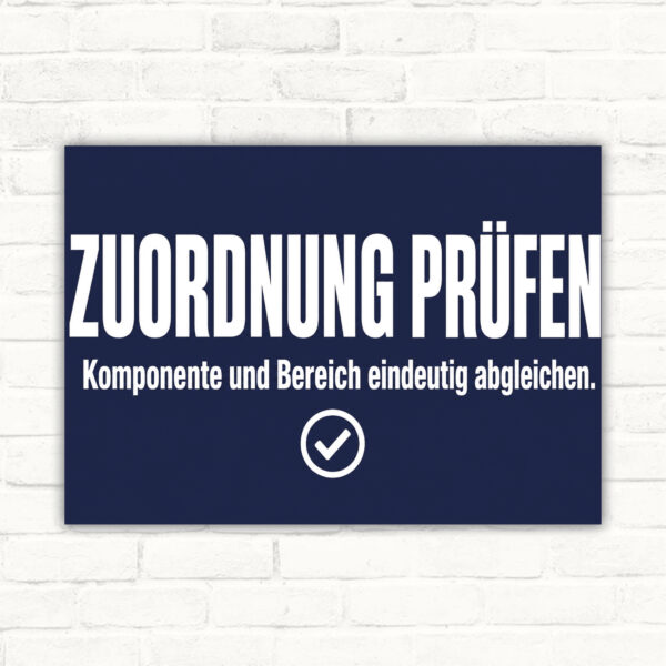 Zuordnung prüfen Schild mit Text zu Komponente und Bereich, flaches Technikmotiv mit Raster und blauem Häkchen.