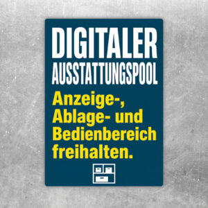 Aufkleber Digitaler Ausstattungspool mit Grafik von Arbeitsplatz und Hinweis Bedienbereich freihalten in Türkis und Dunkelblau.